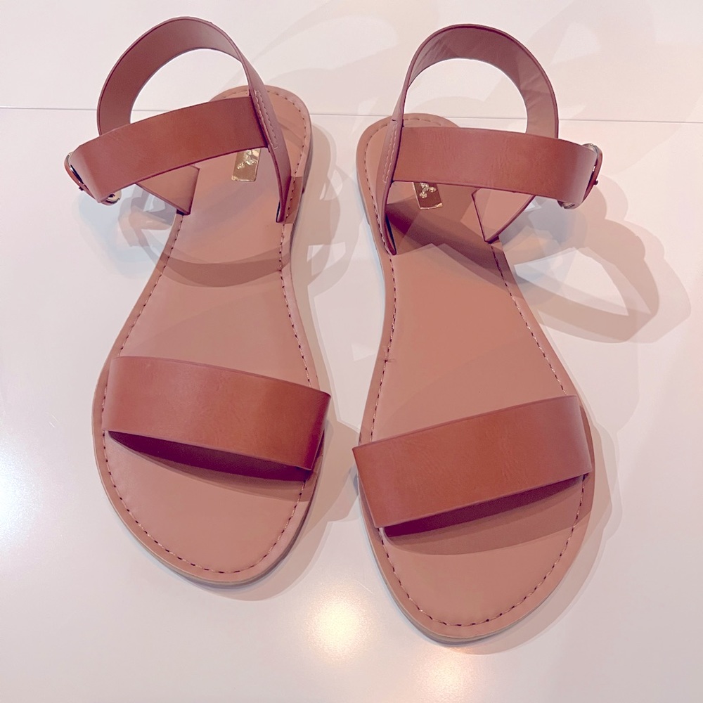 BRAND NEW Sandals, size 9 camel